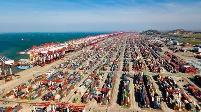 上海洋山港累计完成集装箱吞吐量达2亿标箱，首尾相连可绕地球30圈