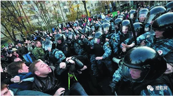 全球多国发生大骚乱,荷兰、印度、澳大利亚、俄罗斯爆发抗议活动!