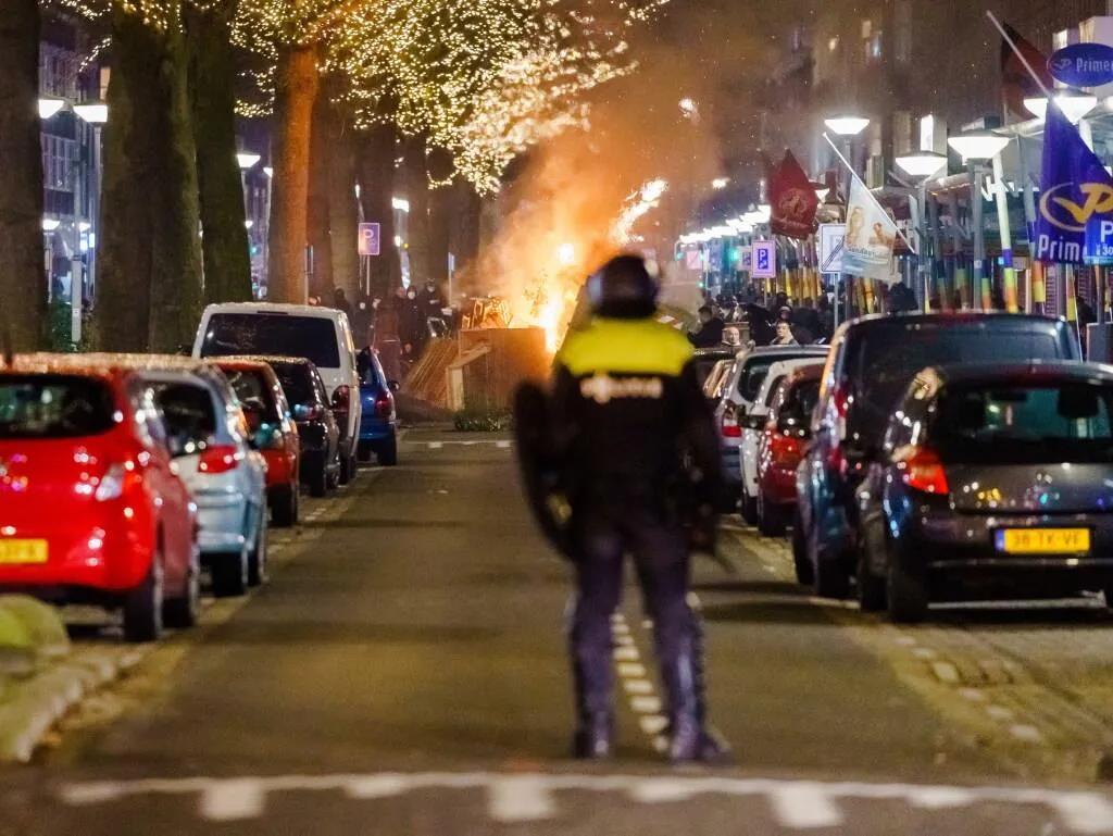 荷兰内战爆发？超10城暴乱：纵火、抢劫、袭警、火烧新冠检测站！恐将持续数周！