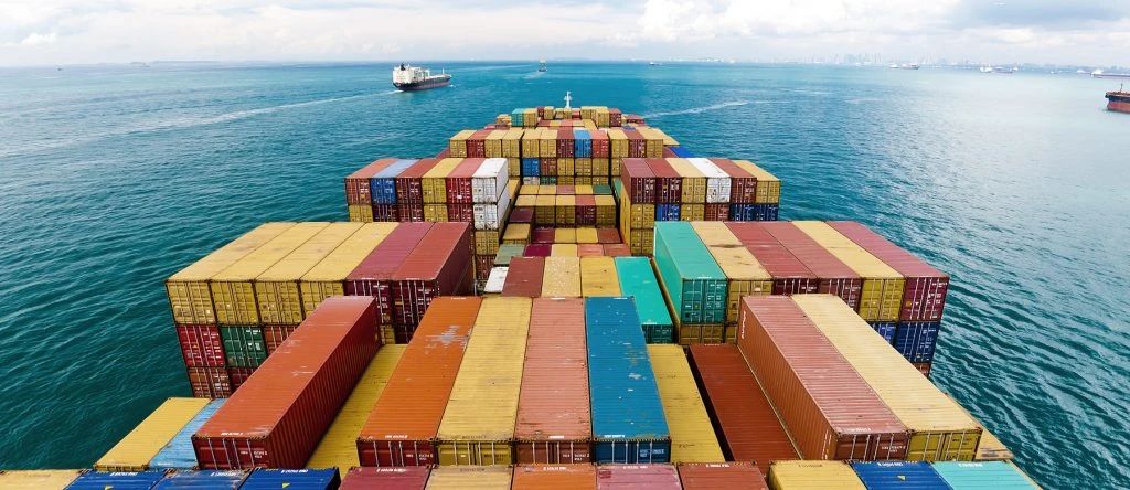 集装箱堆垛倒塌致使船舶和船员处于危险境地，原因几何？