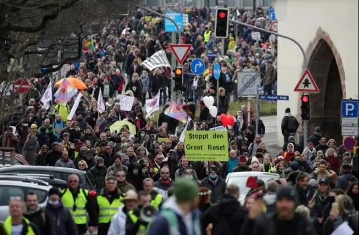 外贸预警!美国多地游行集会,德国、英国上万人反疫情封锁大游行!这些港口被进口货物挤爆……