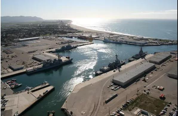 美国海军基地堆满集装箱，沃尔玛自掏腰包在港口建堆场，美国还有什么招？