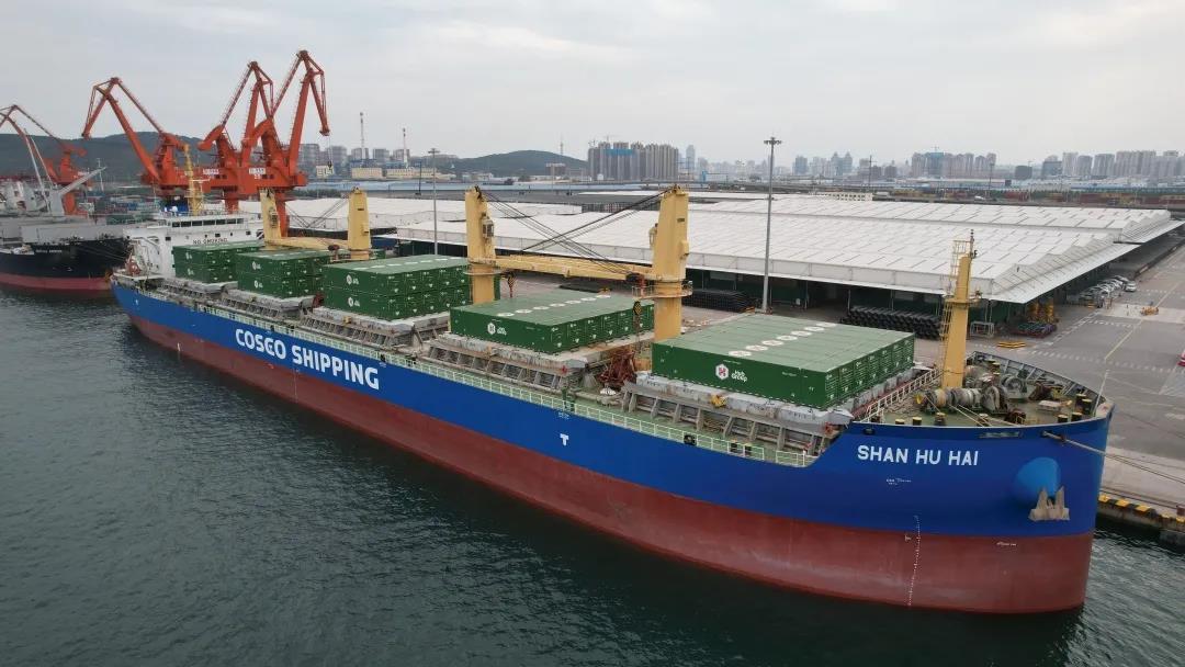 中远海散一艘4万吨级散货船成功运输了一批集装箱到美国