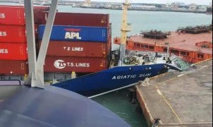 突发！一服务于亚洲内部航线的集装箱船靠港时直撞上码头，船期或将